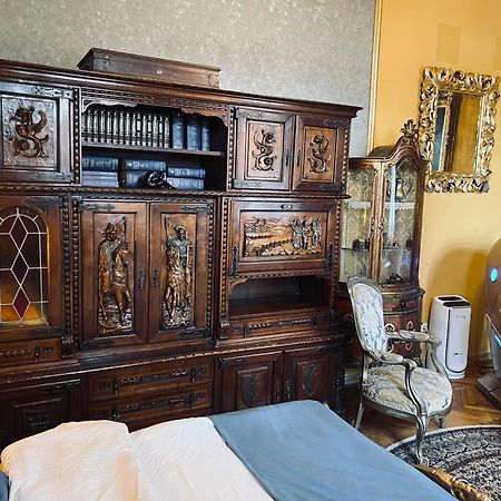 Classic Love Story In Old Cluj I Kültér fotó