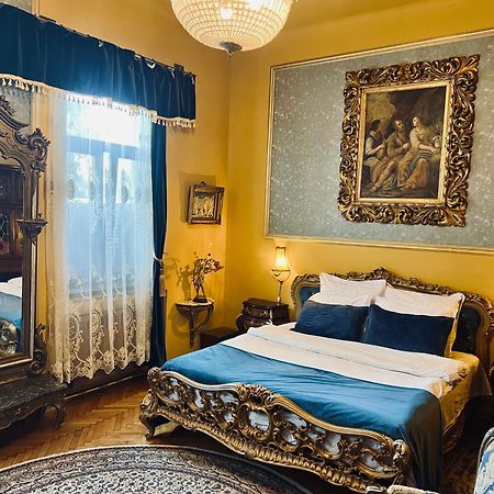 Classic Love Story In Old Cluj I Kültér fotó