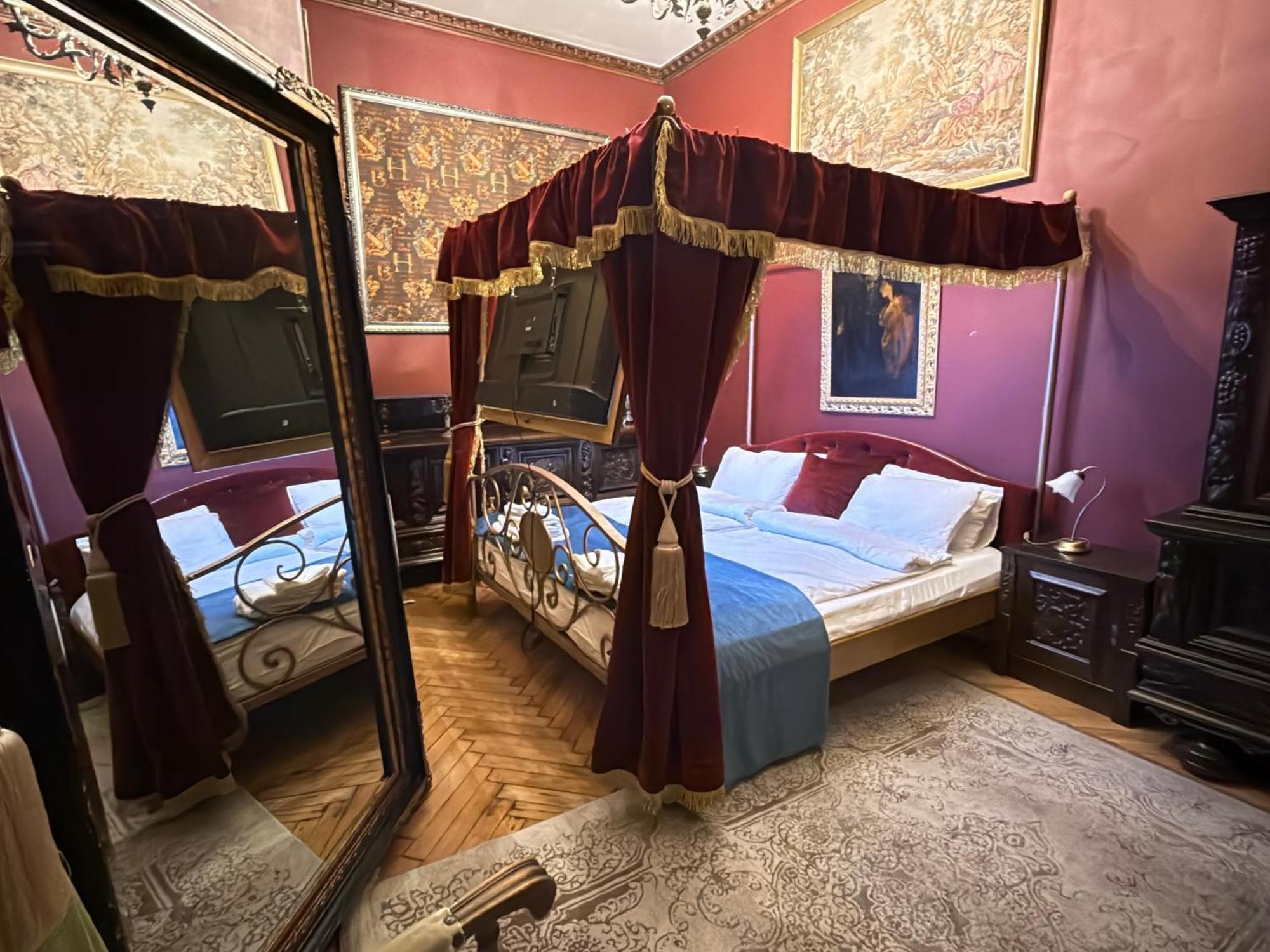 Classic Love Story In Old Cluj I Kültér fotó