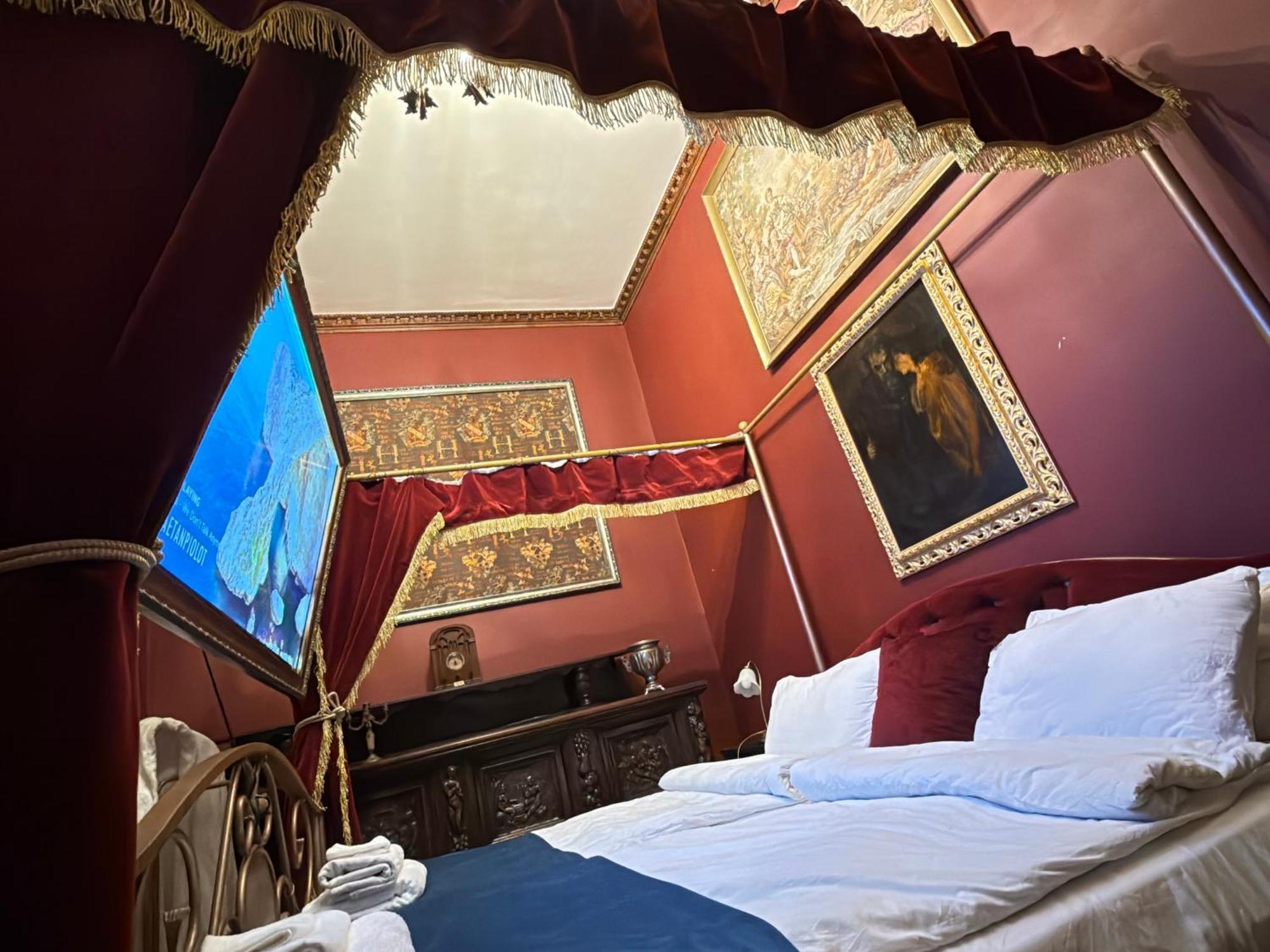 Classic Love Story In Old Cluj I Kültér fotó