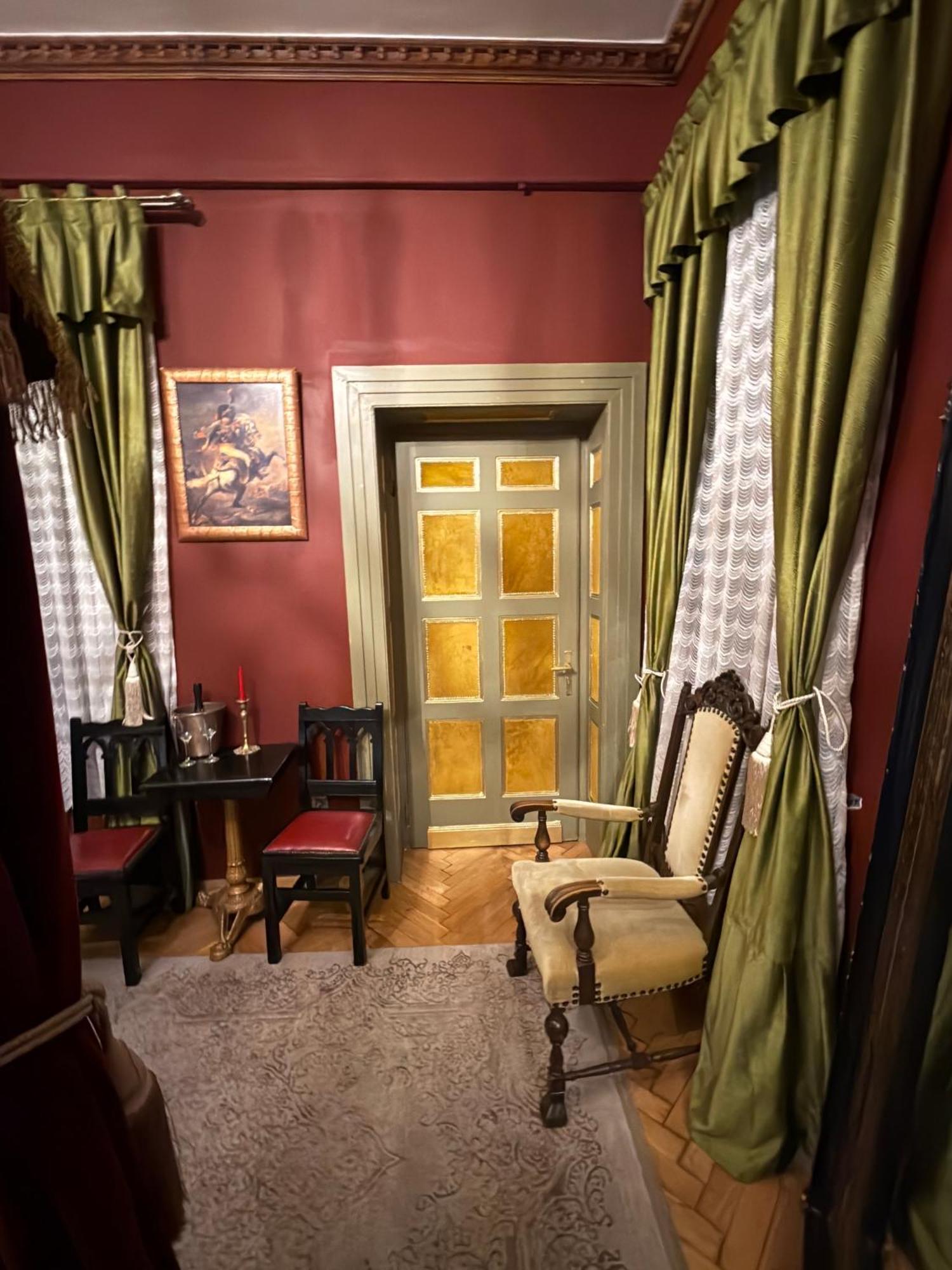 Classic Love Story In Old Cluj I Kültér fotó