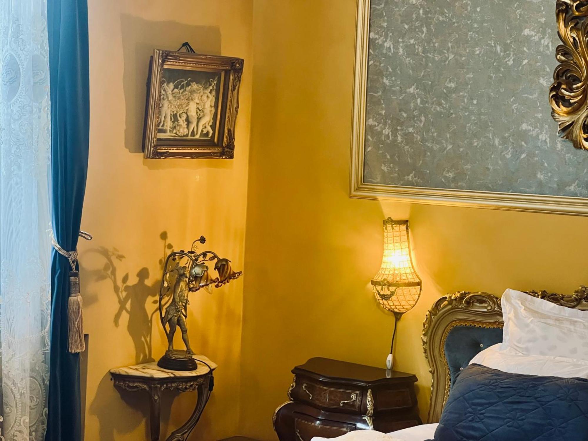 Classic Love Story In Old Cluj I Kültér fotó